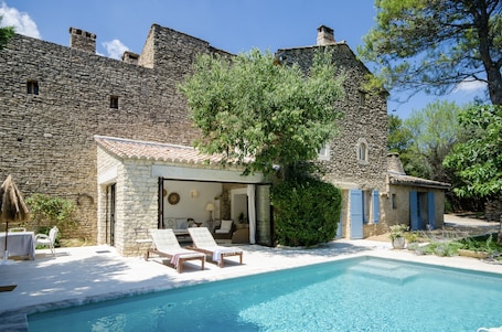 Mas en pierre et sa piscine, au cœur de la campagne provençale