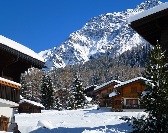 Chalets enneigés au pied des sommets, en altitude